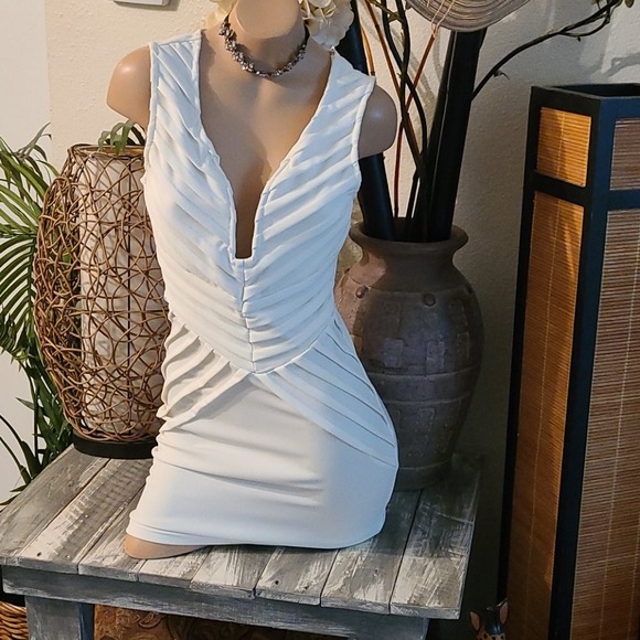 BEAUTIFUL WHITE PLUNGE V NECKLINE SM FITTED DRESS - Picture 8 of 16